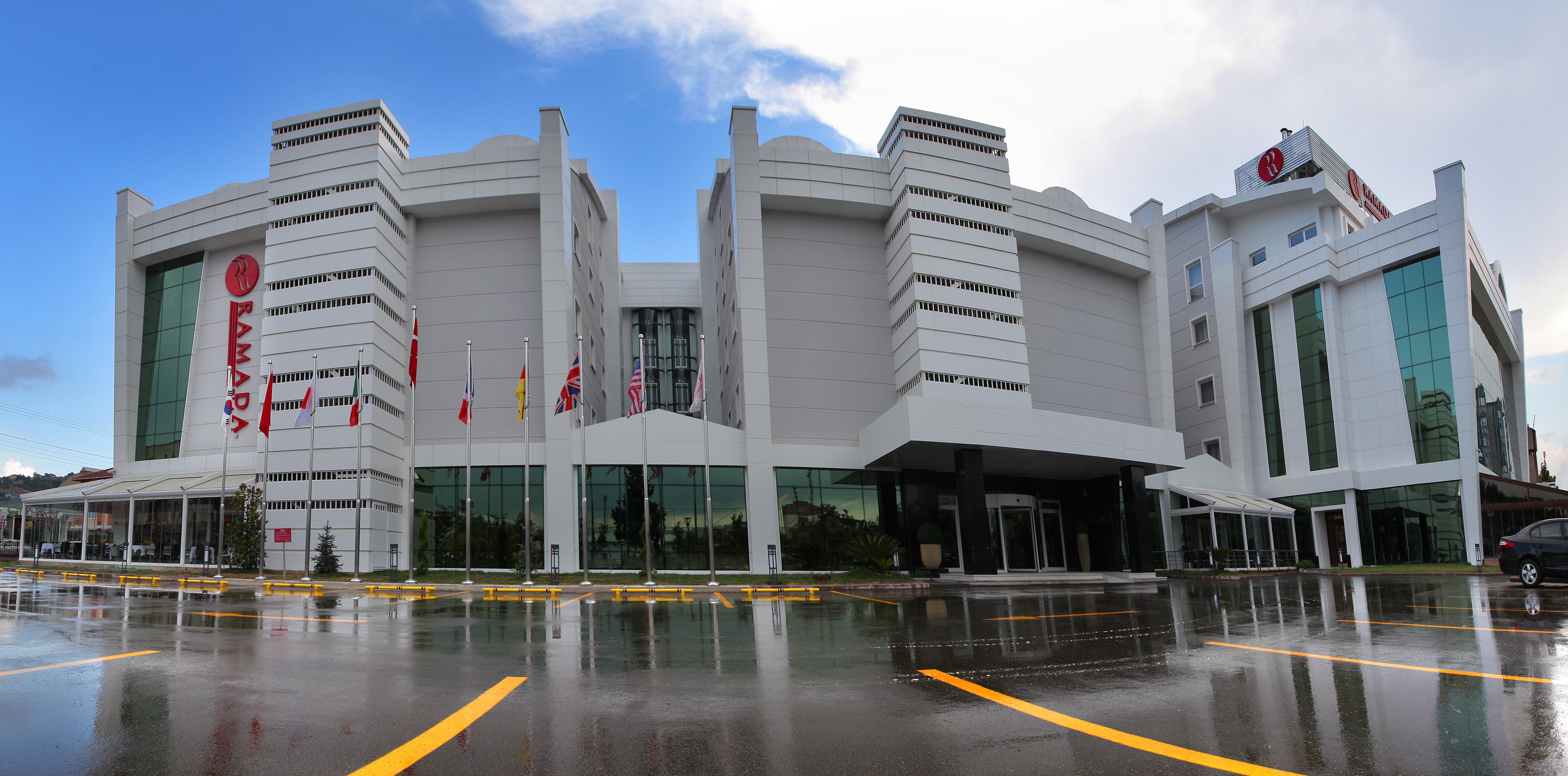 รามาดา พลาซา บาย วินด์แฮม อิซมิต Hotel โคจาเอลี ภายนอก รูปภาพ The hotel's main entrance