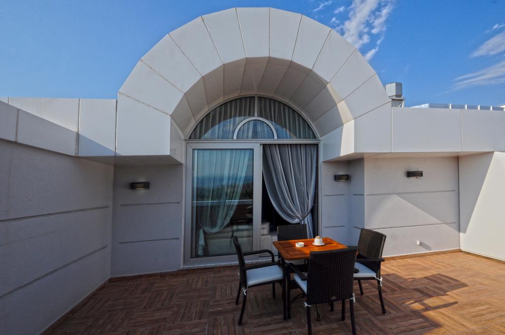 รามาดา พลาซา บาย วินด์แฮม อิซมิต Hotel โคจาเอลี ห้อง รูปภาพ A terrace in a hotel
