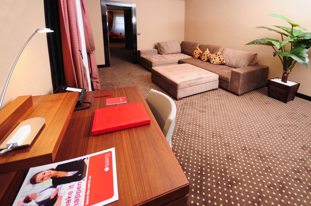 รามาดา พลาซา บาย วินด์แฮม อิซมิต Hotel โคจาเอลี ภายนอก รูปภาพ A suite at the hotel