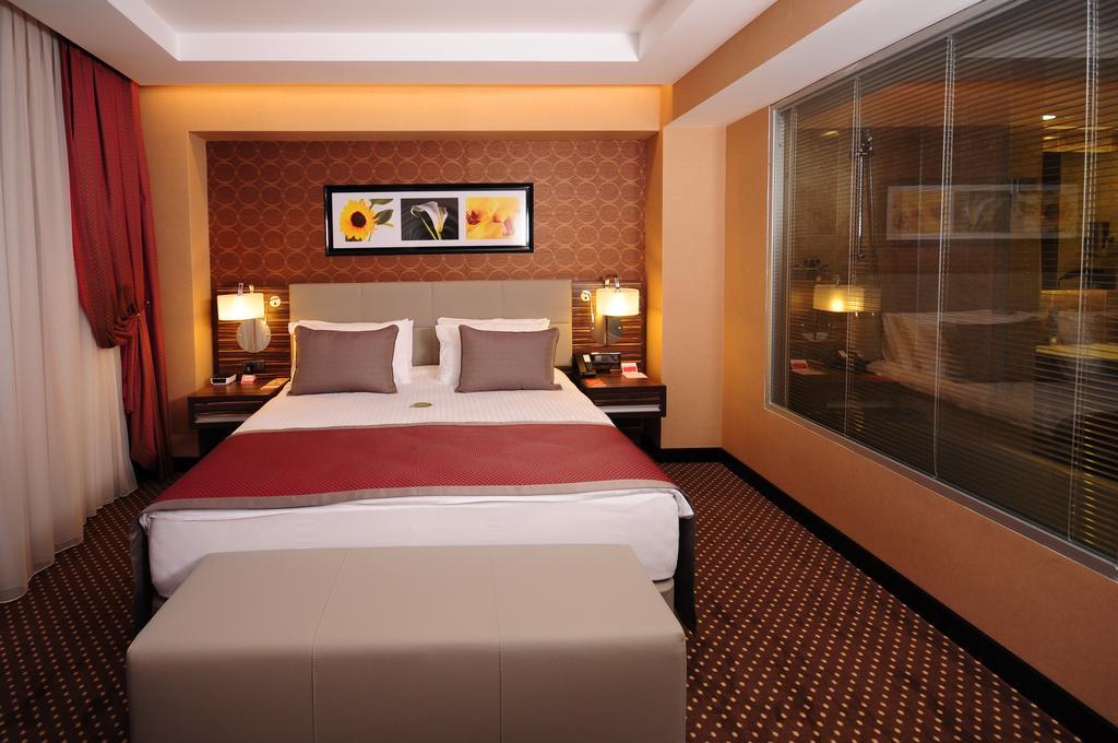 รามาดา พลาซา บาย วินด์แฮม อิซมิต Hotel โคจาเอลี ห้อง รูปภาพ A room at the hotel
