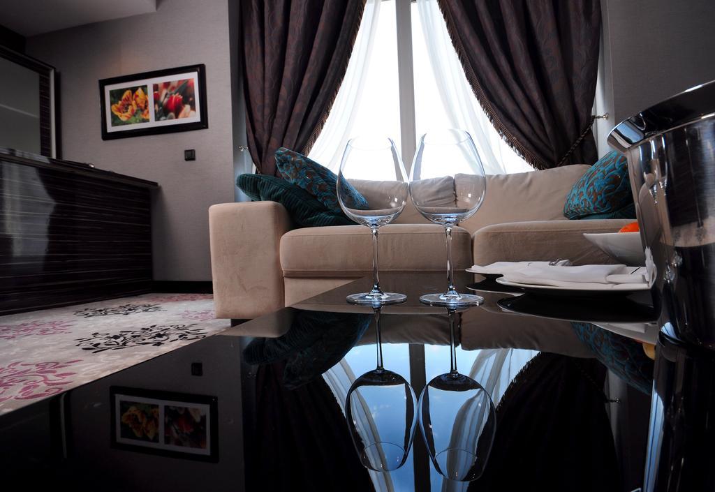 รามาดา พลาซา บาย วินด์แฮม อิซมิต Hotel โคจาเอลี ภายนอก รูปภาพ A living room