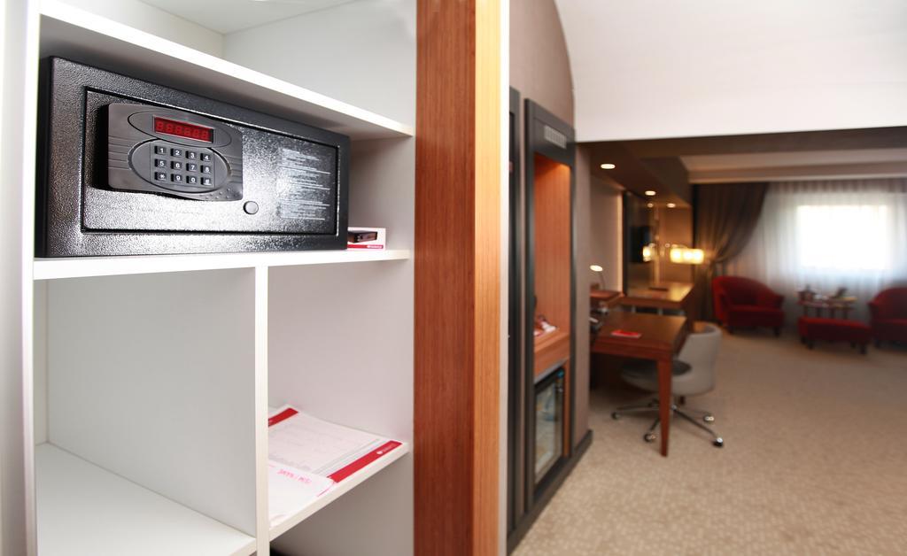 รามาดา พลาซา บาย วินด์แฮม อิซมิต Hotel โคจาเอลี ภายนอก รูปภาพ A safe in a hotel room