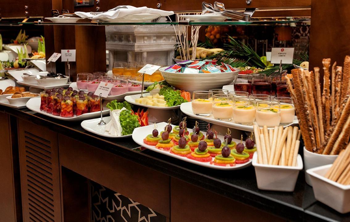 รามาดา พลาซา บาย วินด์แฮม อิซมิต Hotel โคจาเอลี ภายนอก รูปภาพ A buffet