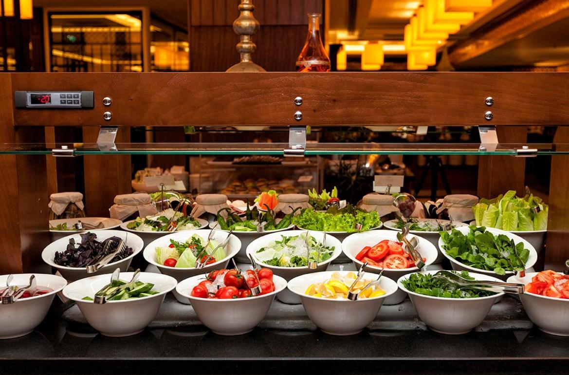 รามาดา พลาซา บาย วินด์แฮม อิซมิต Hotel โคจาเอลี ภายนอก รูปภาพ A salad bar