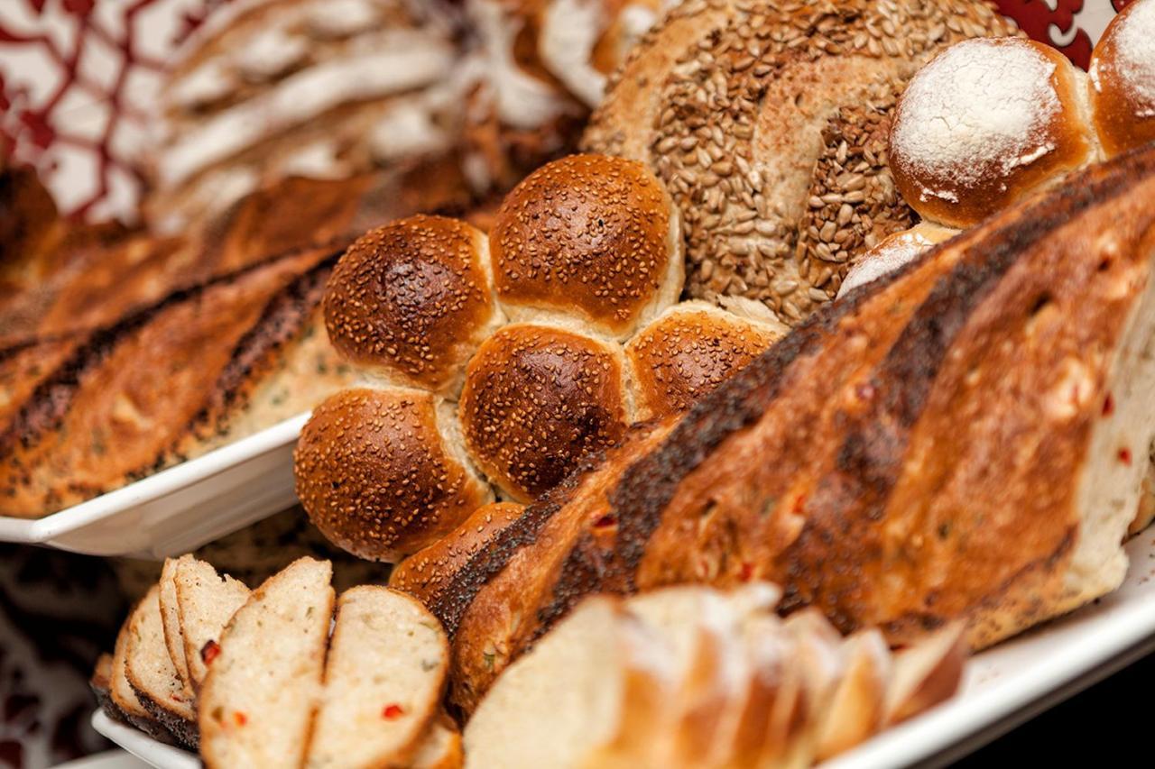 รามาดา พลาซา บาย วินด์แฮม อิซมิต Hotel โคจาเอลี ภายนอก รูปภาพ Assorted breads